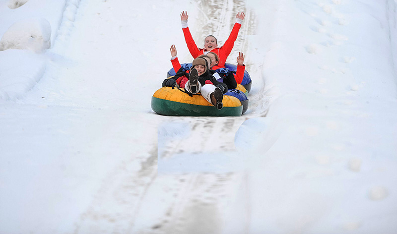 hands up snow tubing