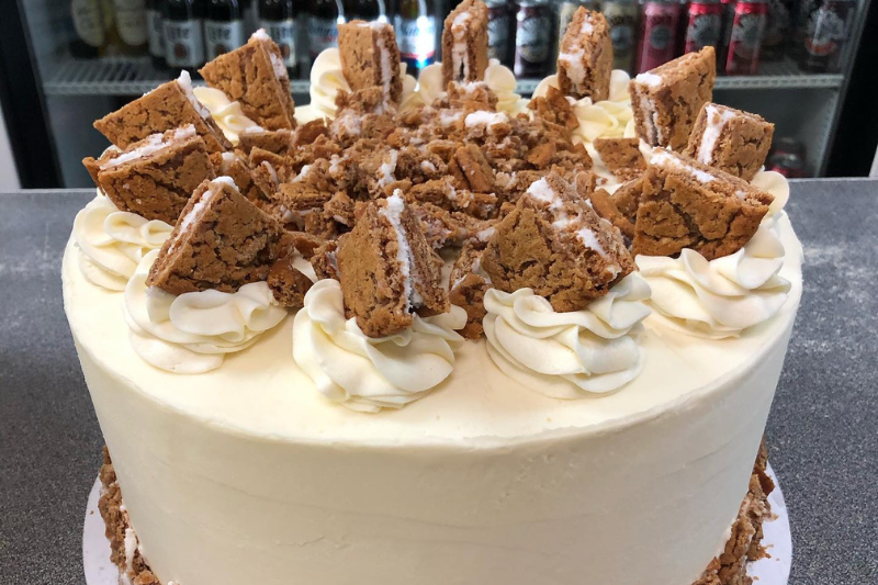 oatmeal cream pie cake from Martinho's Bakery & Deli