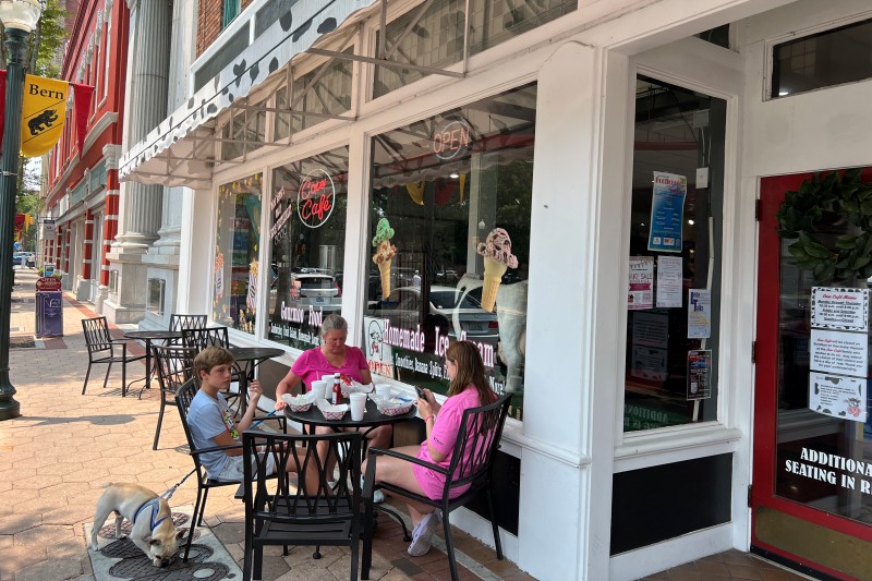 Family and dog dine in New Bern, NC